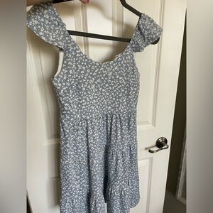 Size small dress. Women’s size Small but fits like Juniors size.